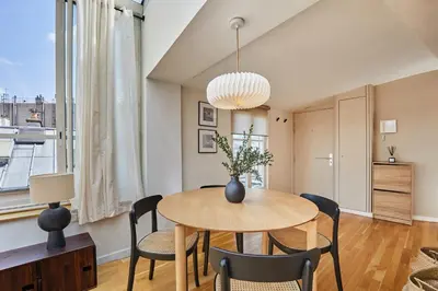 Coin salon dans l'établissement Gairo - 1 chambre à Champs-Élysées
