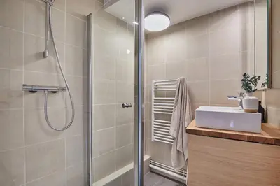 Salle de bains dans l'établissement Gairo - 1 chambre à Champs-Élysées