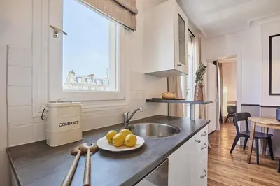 Cuisine ou kitchenette dans l'établissement Isena - 1 chambre et balcon à École Militaire