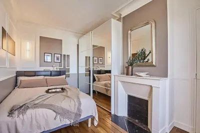 Un ou plusieurs lits dans un hébergement de l'établissement Isena - 1 chambre et balcon à École Militaire