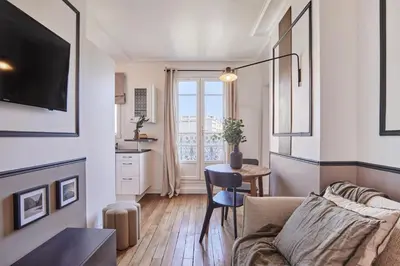 Télévision ou salle de divertissement dans l'établissement Isena - 1 chambre et balcon à École Militaire