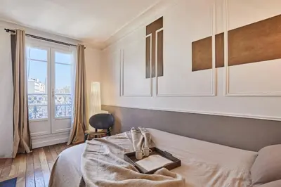 Un ou plusieurs lits dans un hébergement de l'établissement Isena - 1 chambre et balcon à École Militaire