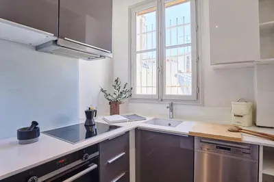 Cuisine ou kitchenette dans l'établissement Juria - 3 chambres à Ternes