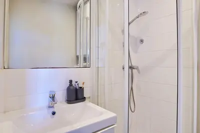 Salle de bains dans l'établissement Juria - 3 chambres à Ternes