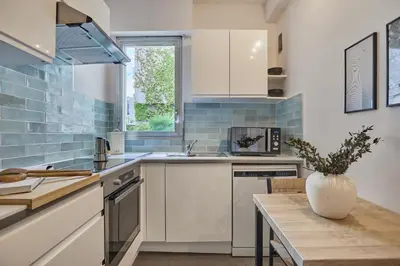 Cuisine ou kitchenette dans l'établissement Xalea - 2 chambres à Trocadéro