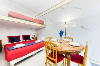 Un ou plusieurs lits dans un hébergement de l'établissement Studio Charme Royal - LOUIS XV - Metro 13