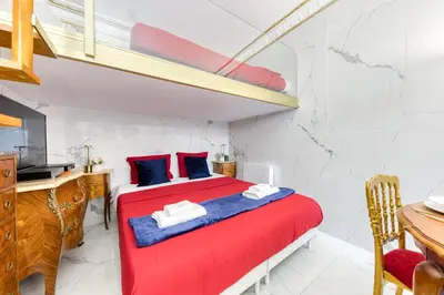 Un ou plusieurs lits dans un hébergement de l'établissement Studio Charme Royal - LOUIS XV - Metro 13