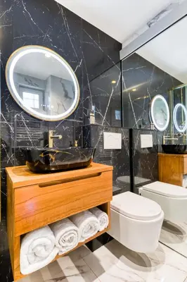 Salle de bains dans l'établissement Studio Charme Royal - LOUIS XV - Metro 13