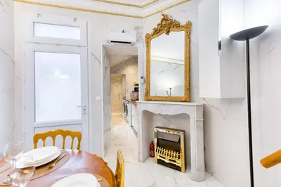 Un ou plusieurs lits dans un hébergement de l'établissement Studio Charme Royal - LOUIS XV - Metro 13