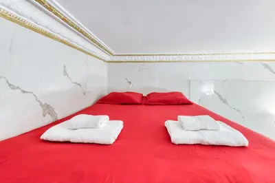 Un ou plusieurs lits dans un hébergement de l'établissement Studio Charme Royal - LOUIS XV - Metro 13