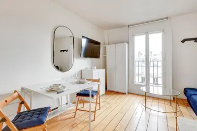 Télévision ou salle de divertissement dans l'établissement Sejour cosy a deux entre Voltaire & Marais