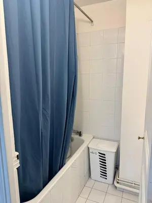 Salle de bains dans l'établissement 2 pièces en plein coeur de Montparnasse