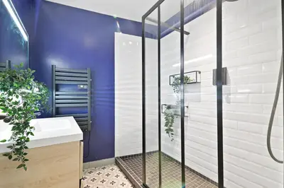 Salle de bains dans l'établissement Luxurious 2 Bedroom Apartment Nation Free Netflix