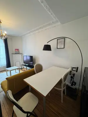 Télévision ou salle de divertissement dans l'établissement Tour Eiffel Bartholdi