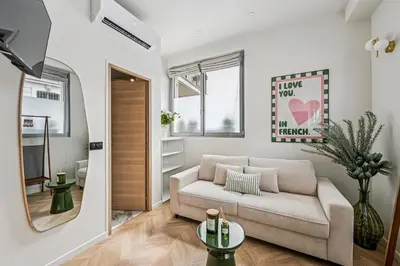Télévision ou salle de divertissement dans l'établissement Lavie Maison Studio AC & Hot Tub