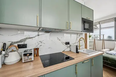 Cuisine ou kitchenette dans l'établissement Lavie Maison Studio AC & Hot Tub