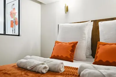 Un ou plusieurs lits dans un hébergement de l'établissement Lavie Maison 7th AC Hot Tub