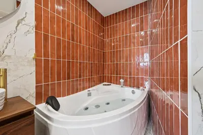 Salle de bains dans l'établissement Lavie Maison 7th AC Hot Tub