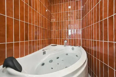 Salle de bains dans l'établissement Lavie Maison 7th AC Hot Tub