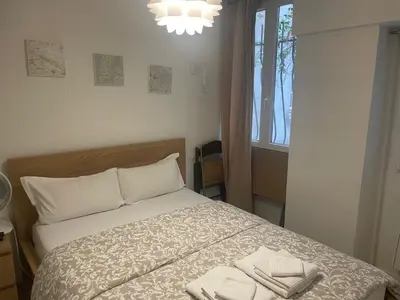 Un ou plusieurs lits dans un hébergement de l'établissement Charmant studio dans le Haut Marais