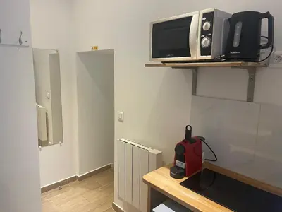 Cuisine ou kitchenette dans l'établissement Charmant studio dans le Haut Marais