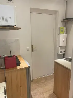 Cuisine ou kitchenette dans l'établissement Charmant studio dans le Haut Marais