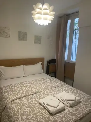 Un ou plusieurs lits dans un hébergement de l'établissement Charmant studio dans le Haut Marais