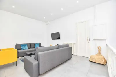 Télévision ou salle de divertissement dans l'établissement Cozy apartment - 1BR-6P - Madeleine