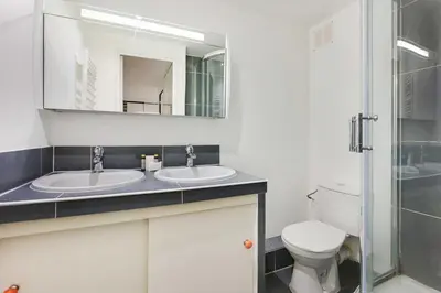 Salle de bains dans l'établissement Spacious apartment-2BR-4P