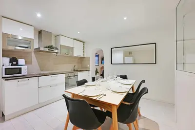 Cuisine ou kitchenette dans l'établissement Spacious apartment-2BR-4P