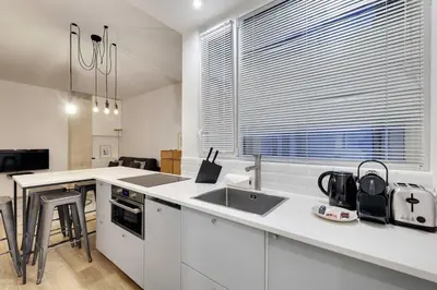Cuisine ou kitchenette dans l'établissement Modern apartment - 2BR-6P-Oberkampf