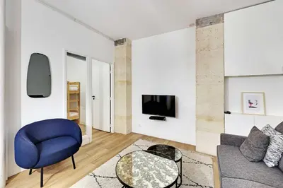 Télévision ou salle de divertissement dans l'établissement Modern apartment - 2BR-6P-Oberkampf