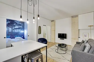Télévision ou salle de divertissement dans l'établissement Modern apartment - 2BR-6P-Oberkampf