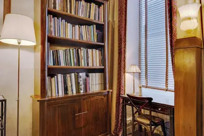 Bibliothèque dans l'appartement