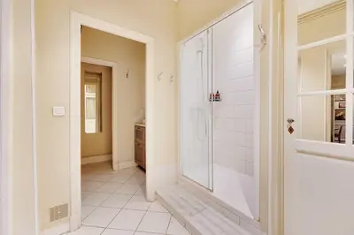 Salle de bains dans l'établissement Historic elegance in the heart of the Marais - 6P 2BDR