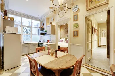 Cuisine ou kitchenette dans l'établissement Historic elegance in the heart of the Marais - 6P 2BDR