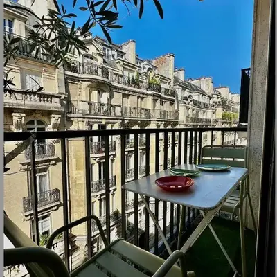 70s style studio 3 or 4p with balcony near Champs-Élysées