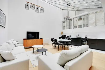Télévision ou salle de divertissement dans l'établissement Authentique Apartment - 1BR- 2P- Voltaire