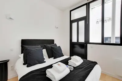 Un ou plusieurs lits dans un hébergement de l'établissement Authentique Apartment - 1BR- 2P- Voltaire