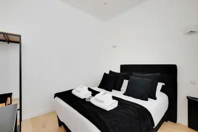 Un ou plusieurs lits dans un hébergement de l'établissement Authentique Apartment - 1BR- 2P- Voltaire