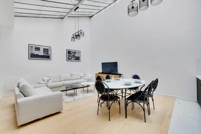 Coin salon dans l'établissement Authentique Apartment - 1BR- 2P- Voltaire