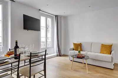 Télévision ou salle de divertissement dans l'établissement 557 Suite Niels – Stunning Apartment Paris 17