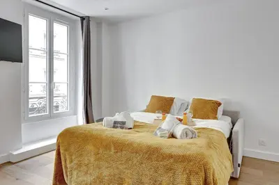 Un ou plusieurs lits dans un hébergement de l'établissement 557 Suite Niels – Stunning Apartment Paris 17