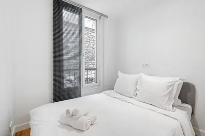 Un ou plusieurs lits dans un hébergement de l'établissement Montmartre - Élégance & Charme au pied Sacré-Cœur