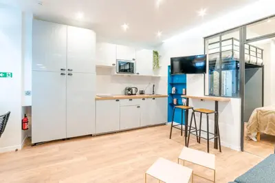 Cuisine ou kitchenette dans l'établissement Charmant appartement paris center design Montmartre