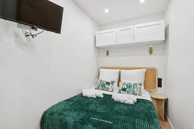 Un ou plusieurs lits dans un hébergement de l'établissement Lavie Maison Sauna Hot Tub & AC in 7th