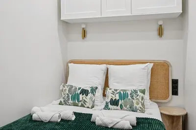 Un ou plusieurs lits dans un hébergement de l'établissement Lavie Maison Sauna Hot Tub & AC in 7th