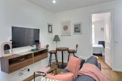 Télévision ou salle de divertissement dans l'établissement Chic & Comfort Suresnes-Paris