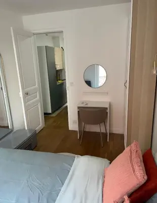 Un ou plusieurs lits dans un hébergement de l'établissement Chic & Comfort Suresnes-Paris