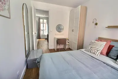 Un ou plusieurs lits dans un hébergement de l'établissement Chic & Comfort Suresnes-Paris
